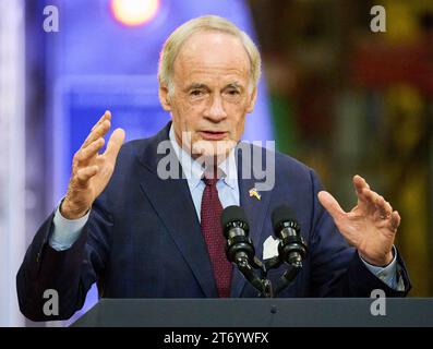 BEAR, DE, USA - 6. NOVEMBER 2023: Senator Tom Carper spricht bei einer Veranstaltung, bei der Präsident Joe Biden in Bear, Delaware, USA, eine Rede hält. Stockfoto