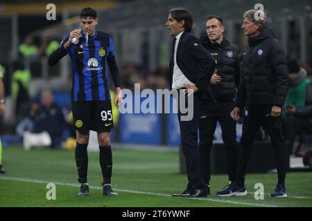 Mailand, Italien, 12. November 2023. Simone Inzaghi Cheftrainer des FC Internazionale reagiert, als Alessandro Bastoni vom FC Internazionale während des Spiels der Serie A in Giuseppe Meazza, Mailand, Wasser trinkt. Der Bildnachweis sollte lauten: Jonathan Moscrop / Sportimage Stockfoto