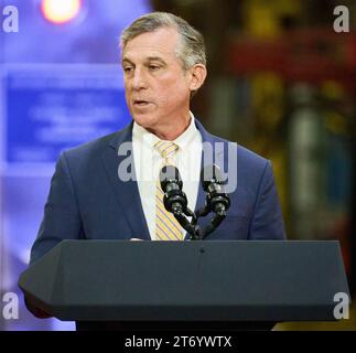 BEAR, DE, USA - 6. NOVEMBER 2023: Gouverneur John Carney spricht bei einer Veranstaltung, bei der Präsident Joe Biden in Bear, DE, USA, eine Rede hält. Stockfoto