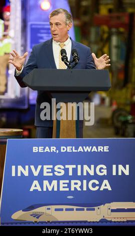 BEAR, DE, USA - 6. NOVEMBER 2023: Gouverneur John Carney spricht bei einer Veranstaltung, bei der Präsident Joe Biden in Bear, DE, USA, eine Rede hält. Stockfoto