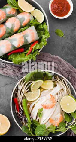 Garnelenrollen mit Zitronensauce von oben Stockfoto