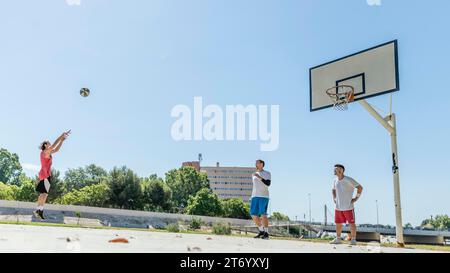 Junger männlicher Basketballspieler beim Wurf Stockfoto