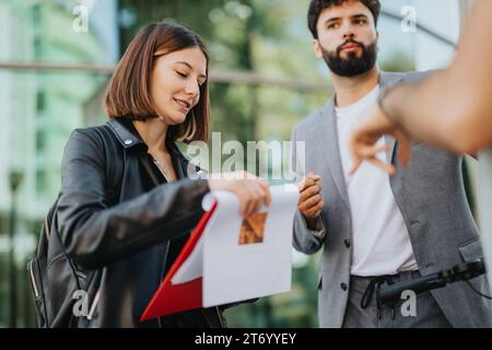 Ein Team diskutiert das Geschäftswachstum in einer belebten Stadt. Sie arbeiten bei der Finanzplanung, Marketingstrategien und der Analyse von Erfolgsrisiken zusammen. Stockfoto