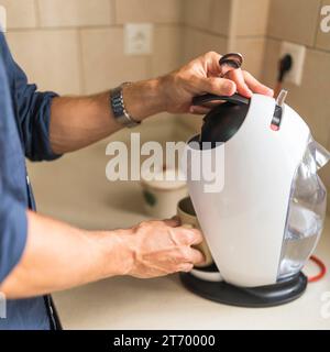 Nahaufnahme Mann hält Kaffeetasse Kapsel Espresso Kaffeemaschine Stockfoto