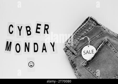 Cyber monday Textjeans mit Verkaufsetikett Stockfoto