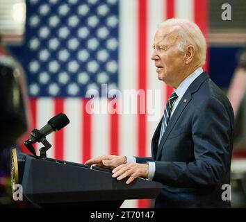 BEAR, DE, USA - 6. NOVEMBER 2023: Präsident Joe Biden hält eine Rede in der Amtrak Maintenance Facility in Bear, DE, USA. Stockfoto