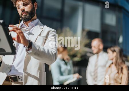 Eine Gruppe von Geschäftsleuten diskutiert Markttrends, Strategien und Zusammenarbeit in einem pulsierenden urbanen Umfeld. Stockfoto