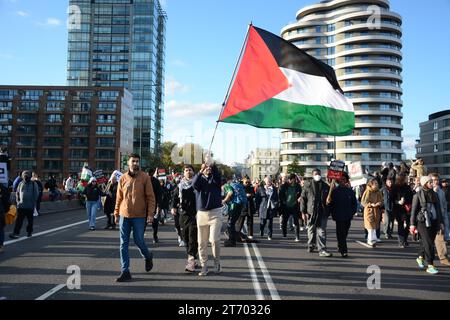 Die pro-palästinensische Demonstration am Tag des Waffenstillstands am 11. November 2023 in Zentral-London. Stockfoto