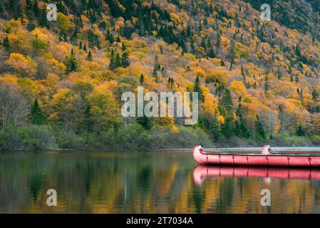 Kanu auf dem Fluss Jacques Cartier im Herbst Stockfoto
