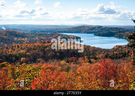 Lake Stukely am Herbst im Mont Orford Nationalpark Stockfoto