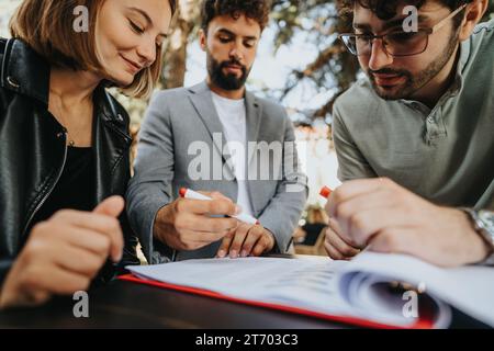 Geschäftsleute diskutieren in einem lebhaften Café in der Innenstadt Strategien für Expansion, Budgetmanagement und das Erreichen von Meilensteinen. Stockfoto