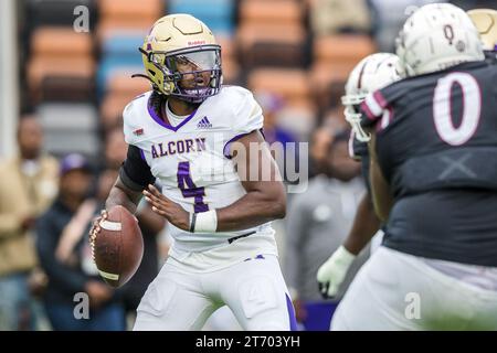 12. November 2023: Alcorn State Braves Quarterback Aaron Allen (4) wirft einen Pass während des NCAA-Fußballspiels zwischen den Alcorn State Braves und den Texas Southern Tigers im Shell Energy Stadium in Houston, Texas. Prentice C. James über Cal Sport Media (Bild: © Prentice C. James/Cal Sport Media) Stockfoto