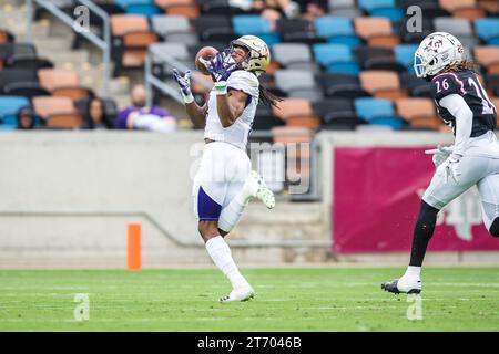 12. November 2023: Alcorn State Braves Wide Receiver Tevarrius Adams (8) erhält einen Pass als Texas Southern Tigers Cornerback Nahamani Harris (26) im NCAA-Fußballspiel zwischen den Alcorn State Braves und den Texas Southern Tigers im Shell Energy Stadium in Houston, Texas. Prentice C. James über Cal Sport Media (Bild: © Prentice C. James/Cal Sport Media) Stockfoto