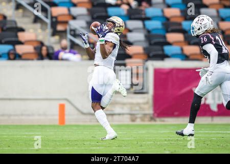 12. November 2023: Alcorn State Braves Wide Receiver Tevarrius Adams (8) erhält einen Pass als Texas Southern Tigers Cornerback Nahamani Harris (26) im NCAA-Fußballspiel zwischen den Alcorn State Braves und den Texas Southern Tigers im Shell Energy Stadium in Houston, Texas. Prentice C. James über Cal Sport Media Stockfoto