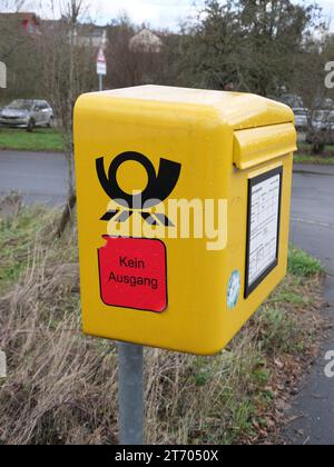 Ein gelber Briefkasten der deutschen Post mit der Aufschrift keine eingehende Post Stockfoto