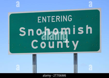 Mukilteo, WA, USA - 8. November 2023; Betreten des Snohomish County-Schildes in grün mit weißen Buchstaben vor blauem Himmel Stockfoto