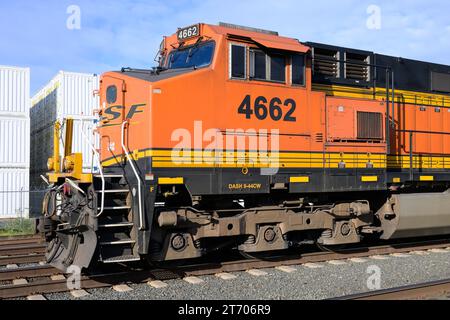 Everett WA, USA - 8. November 2023; Front der BNSF Güterlokomotivre in klassischem orange gelb-schwarzem Lehmleder mit der Nummer 4662 Stockfoto