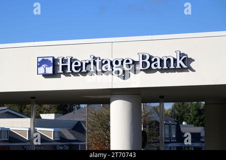 Mukilteo, WA, USA – 8. November 2023; Schild mit Logo an der Heritage Bank Stockfoto