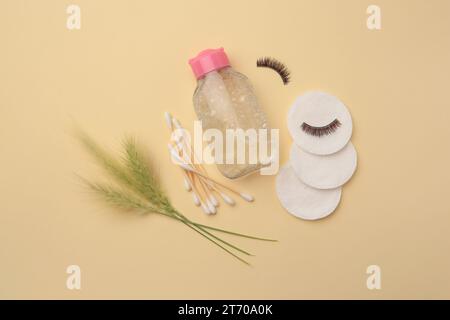 Flache Lay-Komposition mit Make-up-Entferner und Spikelets auf gelbem Hintergrund Stockfoto