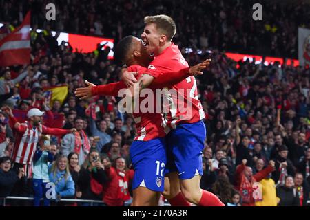 (231113) -- MADRID, 13. November 2023 (Xinhua) -- Samuel Lino (L) von Atletico de Madrid feiert mit Rodrigo Riquelme während eines Fußballspiels der La Liga zwischen Atletico de Madrid und Villareal CF in Madrid, Spanien, 12. November 2023. (Foto: Gustavo Valiente/Xinhua) Stockfoto