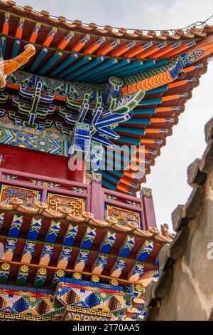 Dachdekorationen und architektonische Details im da Zhao oder Wuliang Tempel, einem tibetisch-buddhistischen Kloster des Gelugpa Ordens in Hohhot, Innere Mongolei, Stockfoto