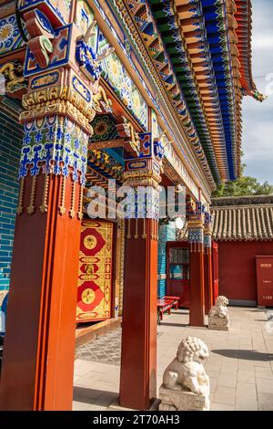 28.09.2021. HOHHOT, CHINA: Der mit Gold verzierte Tempel, da Zhao oder Wuliang Tempel, ein tibetisch-buddhistisches Kloster des Gelugpa Ordens in Hohhot, Inn Stockfoto