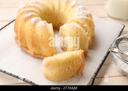 Köstlicher frisch gebackener Biskuitkuchen auf dem Tisch, Nahaufnahme Stockfoto