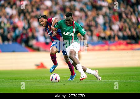 (231113) -- BARCELONA, 13. November 2023 (Xinhua) -- Jules Kounde (L) von Barcelona streitet mit Samu Omorodion von Alaves während eines Fußballspiels der La Liga zwischen dem FC Barcelona und Deportivo Alaves in Barcelona, Spanien, 12. November 2023. (Foto: Joan Gosa/Xinhua) Stockfoto