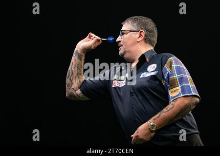 Wolverhampton, Großbritannien. November 2023, WV Active, Aldersley, Wolverhampton, England; 2023 PDC Grand Slam of Darts, 2. Tag Abendveranstaltung; Gary Anderson Credit: Action Plus Sports Images/Alamy Live News Stockfoto