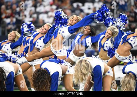 Arlington, Usa. November 2023. Die Dallas Cowboys Cheerleader treten vor einem NFL-Spiel am Sonntag, den 12. November 2023, im AT&T Stadium in Arlington, Texas auf. Die Cowboys besiegten die Giants mit 49:17. Foto: Ian Halperin/UPI Credit: UPI/Alamy Live News Stockfoto