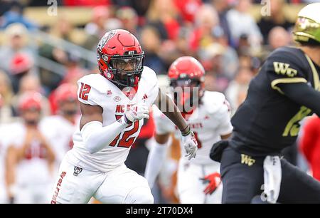 11. November 2023: NC State Junior Devan Boykin (12) stürzt Quarterback. NCAA-Fußballspiel zwischen der NC State University und der Wake Forest University im AlLegacy Federal Credit Union Stadium in Winston Salem, North Carolina. David Beach/CSM Stockfoto