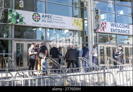 Das Welcome Center befindet sich hinter Barrikaden an der Howard Street im Moscone Center in San Francisco am 12. November 2023. Teile der Stadt werden bereinigt und zu einer Hochsicherheitszone für den Gipfel der asiatisch-pazifischen Wirtschaftszusammenarbeit (APEC) gemacht, auf dem Präsident Joe Biden und der chinesische Präsident Xi Jinping zusammentreffen werden. Foto von Terry Schmitt/UPI Foto von Terry Schmitt/UPI Stockfoto