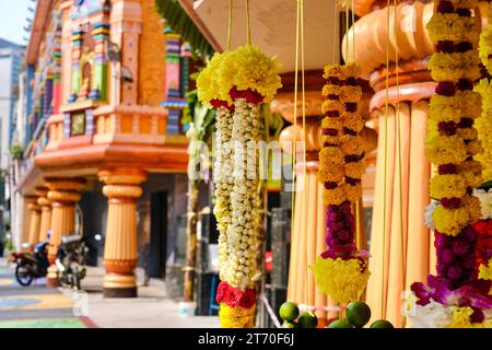 Blumengirlanden aus Ringelblume, Chrysanthemen, Jasmin, Rosen, Hibiskus und Nelken vor dem Sri Mahamariamman Hindu Tempel, Kuala Lumpur, Malaysia Stockfoto