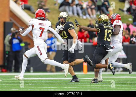 11. November 2023: Wake Forest Junior Cameron Hite (20) leitet den Ball. NCAA-Fußballspiel zwischen der NC State University und der Wake Forest University im AlLegacy Federal Credit Union Stadium in Winston Salem, North Carolina. David Beach/CSM Stockfoto