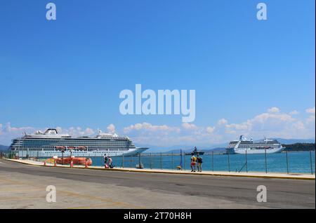 Die Kreuzfahrtschiffe MV Viking Sky und MS Nautica legten im Hafen von Korfu an Stockfoto