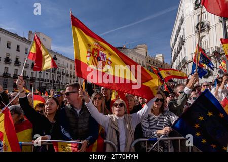 Demonstranten der Volkspartei tragen spanische Fahnen und Plakate, die ihre Meinung während einer Demonstration gegen die Amnestie von Pedro Sanchez zum Ausdruck bringen. Die von der Volkspartei organisierte Demonstration gegen den Pakt zwischen der PSOE (spanischer Sozialistischer Arbeiterpartei) und Junts (katalanischer politischer Partei), der am 9. November in Brüssel unterzeichnet wurde, um den amtierenden Premierminister und sozialistischen Kandidaten für die Wiederwahl, Pedro Sanchez, zu investieren. Der Pakt mit Junts enthält ein mögliches Amnestiegesetz für diejenigen, die wegen des „Verfahrens“ verurteilt wurden. (Foto: Guillermo Gutierrez Carrascal / SOPA Images/SIPA USA) Stockfoto