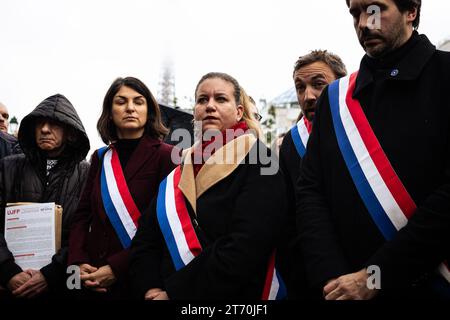 Mathilde Panot (M), die Präsidentin der Gruppe La France Insoumise, wurde während der Kränzlegung ihrer politischen Partei auf dem Platz der jüdischen Märtyrer des Velodrome d’Hiver gesehen. Eine Gruppe von Demonstranten störte die Aktion der französischen Parlamentsfraktion La France Insoumise während der Kränzlegung zum Gedenken an die Opfer des Antisemitismus auf dem Platz der jüdischen Märtyrer des Velodrome d’Hiver in Paris. Nachdem eine Demonstration von der Polizei verboten wurde, weil sie zu spät benachrichtigt worden war, wurde die Tribut genehmigt. Stockfoto