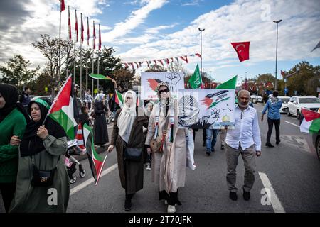 Istanbul, Türkei. November 2023. Ein Demonstrant, der ein Banner mit einem Bild von Jerusalem und der palästinensischen Flagge trug, wurde beim Gehen gesehen. Die Plattform der Palästinensischen Initiative bildete eine menschliche Kette von Edirnekapi bis Sultanahmet, um gegen Israels Angriffe auf Gaza zu protestieren. Quelle: SOPA Images Limited/Alamy Live News Stockfoto