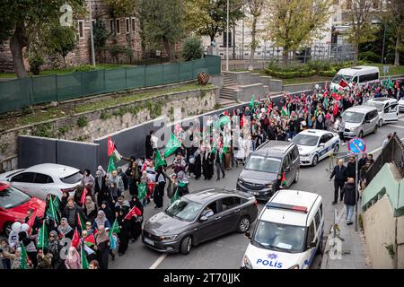 Istanbul, Türkei. November 2023. Palästinensische Unterstützer, die von Edirnekapi aus zu Fuß begannen, wurden gesehen, wie sie sich dem Beyazit-Platz näherten. Die Plattform der Palästinensischen Initiative bildete eine menschliche Kette von Edirnekapi bis Sultanahmet, um gegen Israels Angriffe auf Gaza zu protestieren. Quelle: SOPA Images Limited/Alamy Live News Stockfoto