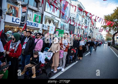 Istanbul, Türkei. November 2023. Palästinensische Unterstützer begannen, von Edirnekapi aus zu laufen und bildeten eine Dichte. Die Plattform der Palästinensischen Initiative bildete eine menschliche Kette von Edirnekapi bis Sultanahmet, um gegen Israels Angriffe auf Gaza zu protestieren. Quelle: SOPA Images Limited/Alamy Live News Stockfoto