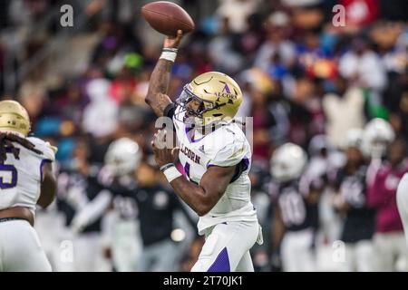 12. November 2023: Alcorn State Braves Quarterback Aaron Allen (4) wirft einen Pass während des NCAA-Fußballspiels zwischen den Alcorn State Braves und den Texas Southern Tigers im Shell Energy Stadium in Houston, Texas. Texas Southern besiegte Alcorn State mit 44:10. Prentice C. James über Cal Sport Media Stockfoto