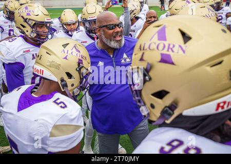 12. November 2023: Fred McNair, Cheftrainer der Alcorn State Braves, bereitet sein Team vor dem NCAA-Fußballspiel zwischen den Alcorn State Braves und den Texas Southern Tigers im Shell Energy Stadium in Houston, Texas. Texas Southern besiegte Alcorn State mit 44:10. Prentice C. James über Cal Sport Media Stockfoto