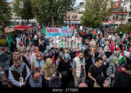 Istanbul, Türkei. November 2023. Die Demonstranten, die auf den Sultanahmet-Platz kamen, wurden gesehen, wie sie palästinensische Fahnen und Banner in der Hand hielten. Die Plattform der Palästinensischen Initiative bildete eine menschliche Kette von Edirnekapi bis Sultanahmet, um gegen Israels Angriffe auf Gaza zu protestieren. Quelle: SOPA Images Limited/Alamy Live News Stockfoto