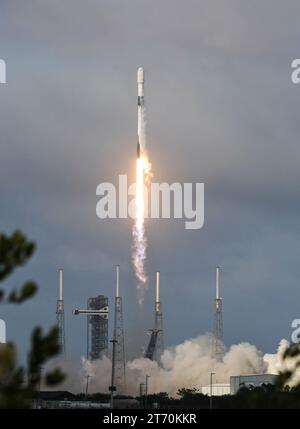 Cape Canaveral, Usa. November 2023. Eine SpaceX Falcon 9-Rakete startet das dritte Paar von O3b-mpower-Satelliten für die luxemburgische Firma SES von PAD 40 auf der Cape Canaveral Space Force Station in Cape Canaveral. Die Mission wird zwei der von Boeing gebauten Satelliten in die mittlere Erdumlaufbahn bringen. Quelle: SOPA Images Limited/Alamy Live News Stockfoto