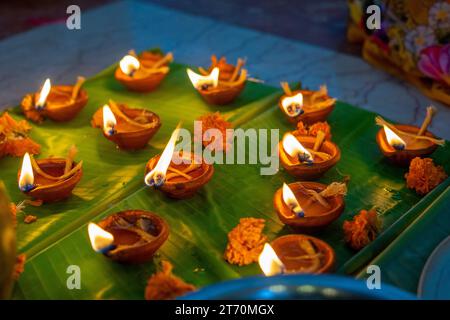 Diwali Festival oder Dipaboli Prodip. Religiöses Hindufest. Flower Rangoli für Diwali oder Pongal Festival. Tonöllampe. Diwali oder Dipawali Stockfoto