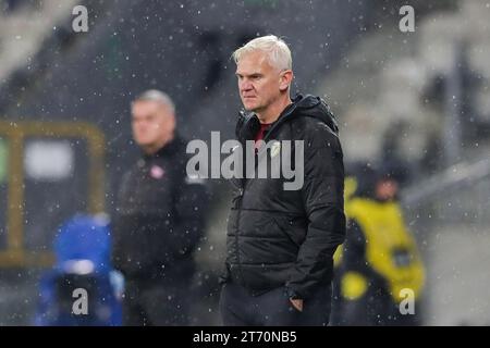 Trainer Jacek Magiera von Slask Breslaw, der beim polnischen PKO Ekstraklasa League 2023/2024 zwischen Cracovia Krakau und Slask Breslaw im Cracovia Stadion zu sehen war. Endergebnis: Cracovia Krakau 0:1 Slask Breslaw. (Foto: Grzegorz Wajda / SOPA Images/SIPA USA) Stockfoto