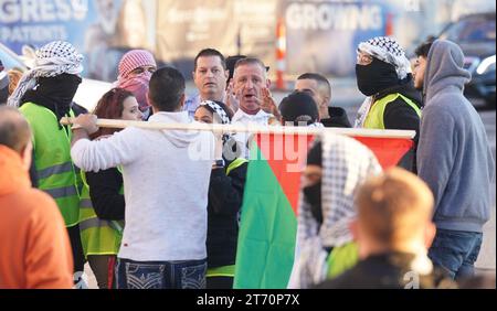 Die Polizei spricht mit einer Gruppe propalästinensischer Demonstranten, nachdem ein Teilnehmer während eines marsches in St. Louis am Sonntag, 12. November 2023. Der Protest ruft zu einem Waffenstillstand in Gaza nach dem Angriff der Hamas auf Israel am 7. Oktober 2023 auf. Foto: Bill Greenblatt/UPI Stockfoto