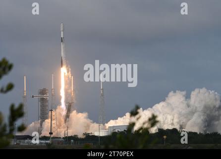 Eine SpaceX Falcon 9-Rakete startet das dritte Paar von O3b-mpower-Satelliten für die luxemburgische Firma SES von PAD 40 auf der Cape Canaveral Space Force Station in Cape Canaveral. Die Mission wird zwei der von Boeing gebauten Satelliten in die mittlere Erdumlaufbahn bringen. (Foto: Paul Hennessy / SOPA Images/SIPA USA) Stockfoto