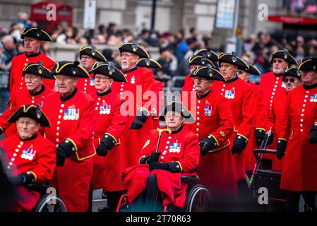 London, Großbritannien. November 2023. Chelsea Rentner nehmen 2023 an dem National Service of Remembrance Teil. Der Dienst gedachte an den Beitrag der britischen und Commonwealth Militär- und Zivilsoldaten und Frauen, die an den beiden Weltkriegen und späteren Konflikten beteiligt waren. Quelle: SOPA Images Limited/Alamy Live News Stockfoto