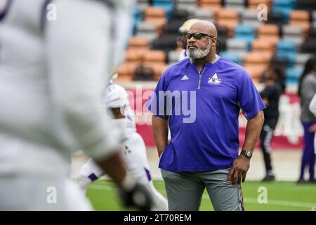 12. November 2023: Fred McNair, Cheftrainer der Alcorn State Braves, beobachtet sein Team vor dem NCAA-Fußballspiel zwischen den Alcorn State Braves und den Texas Southern Tigers im Shell Energy Stadium in Houston, Texas. Texas Southern besiegte Alcorn State mit 44:10. Prentice C. James über Cal Sport Media Stockfoto